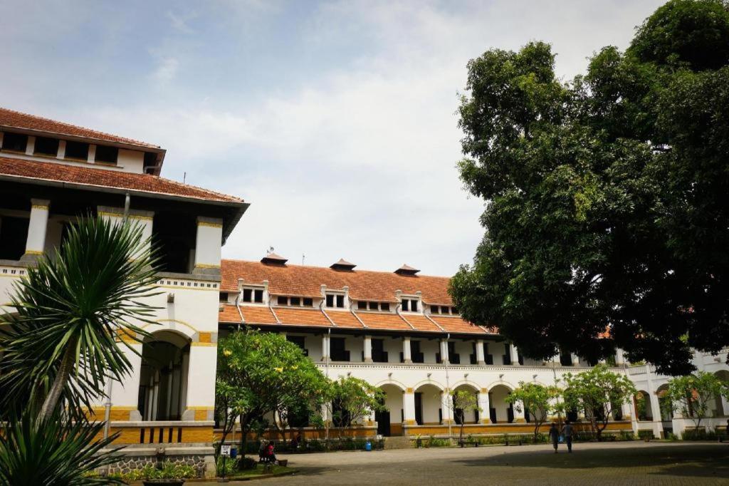 Aruuman Hotel Simpanglima Semarang Buitenkant foto